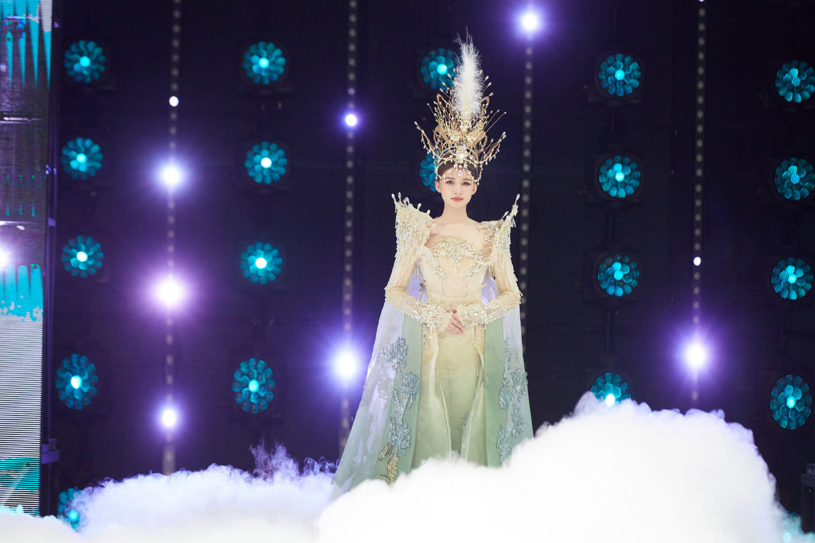 Cận cảnh trang phục trình diễn của Tôn Di tại lễ khai mạc Kim Ưng năm 2022 - Ảnh 9