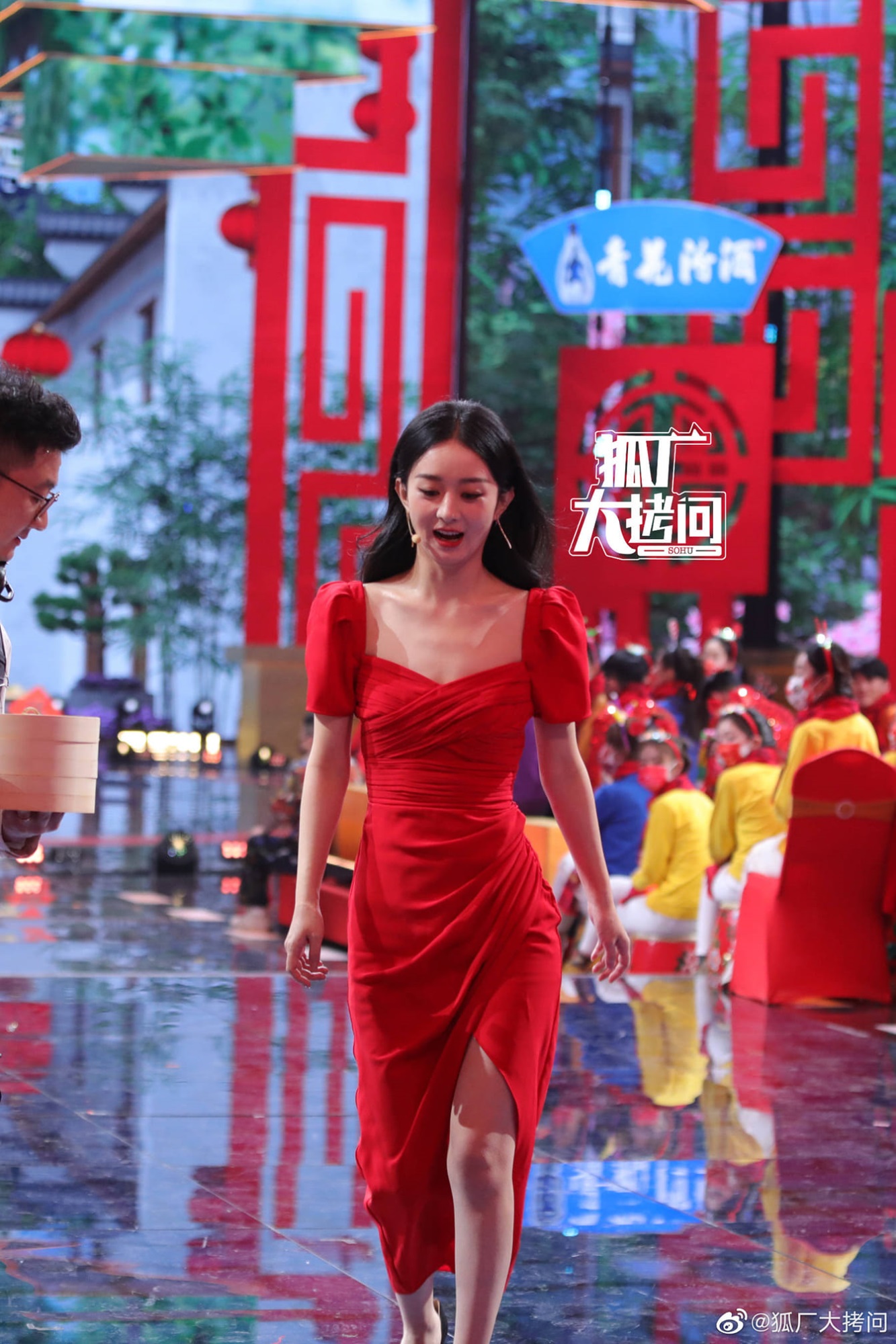 Loạt ảnh rực rỡ của Triệu Lệ Dĩnh trong buổi ghi hình Gala Xuân Vãn Bắc Kinh, hội ngộ cùng ekip Hạnh Phúc Đến Vạn Gia - Ảnh 3