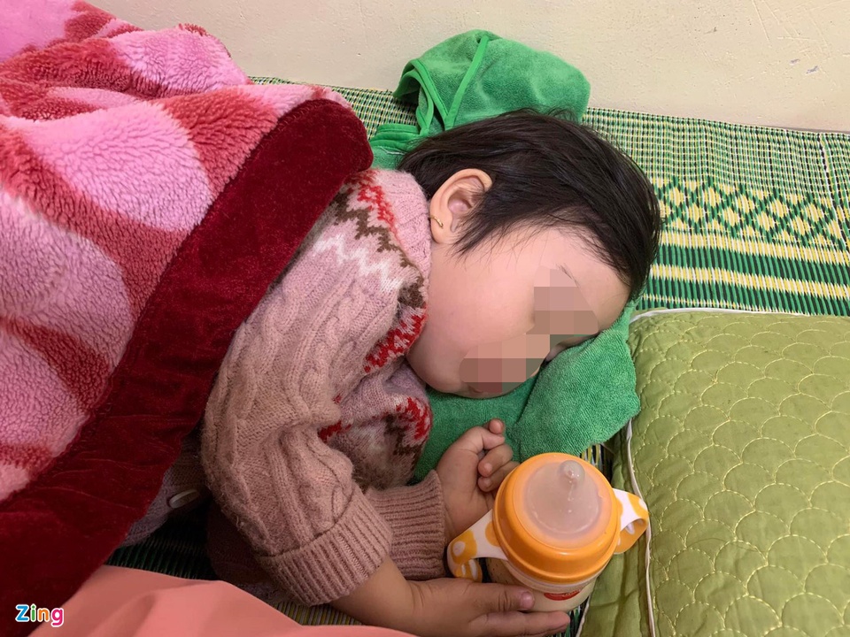 Nghẹt thở giải cứu bé gái 3 tuổi ở Bắc Giang rơi xuống ống cống, bị nước cuốn trôi - Ảnh 2