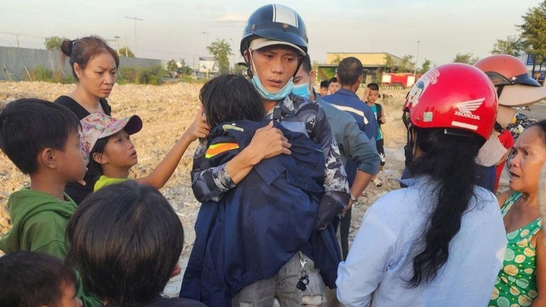 Nghẹt thở giải cứu bé gái 3 tuổi ở Bắc Giang rơi xuống ống cống, bị nước cuốn trôi - Ảnh 4