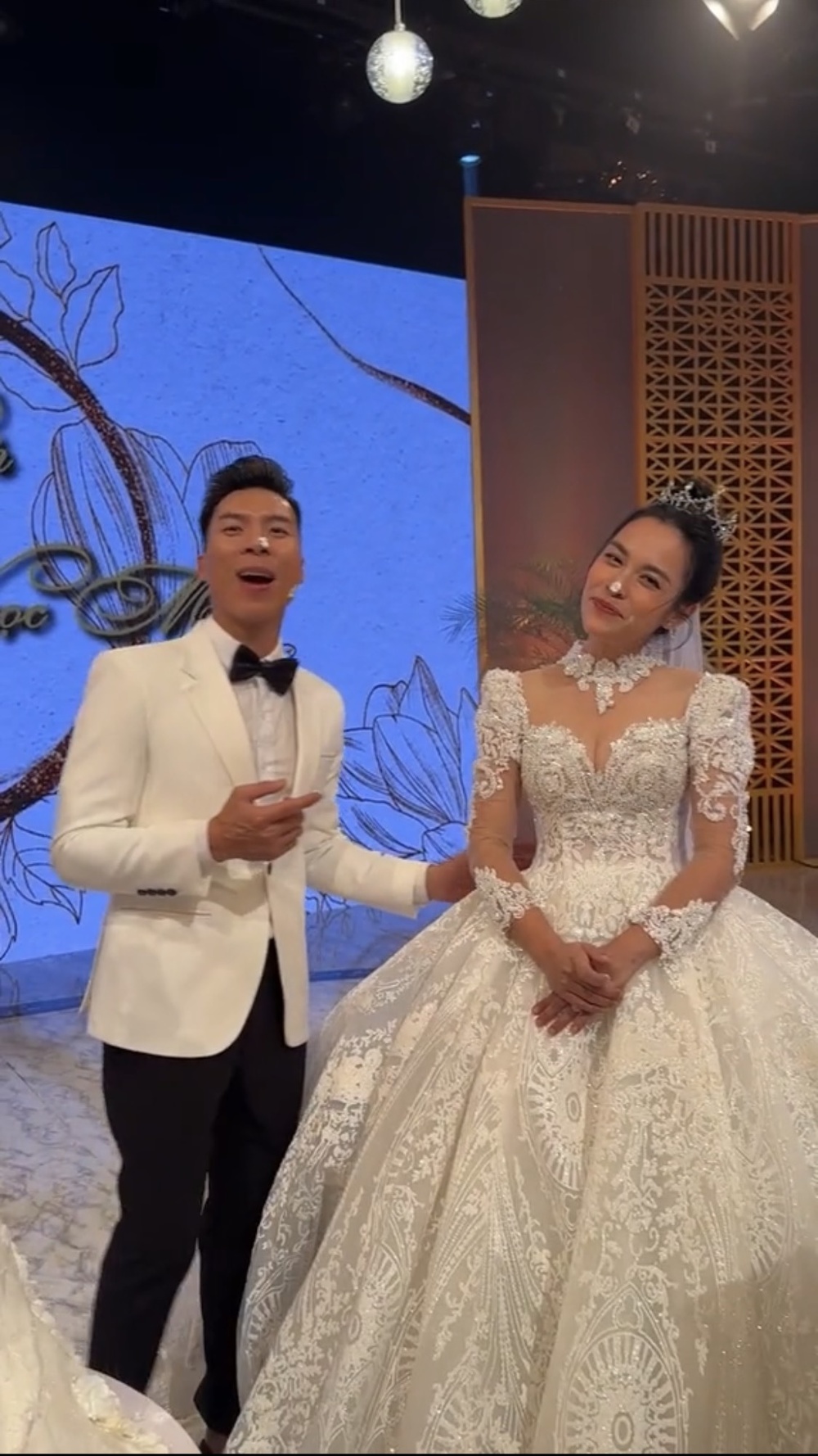 'Hoàng tử xiếc' Quốc Nghiệp bất ngờ cầu hôn vợ 'O Sen' Ngọc Mai trên sóng truyền hình sau gần 10 năm bên nhau - Ảnh 6