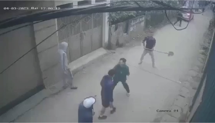Rợn người trước đoạn clip ghi lại cảnh người đàn ông bị chém lìa tay ở Hà Nội  - Ảnh 2