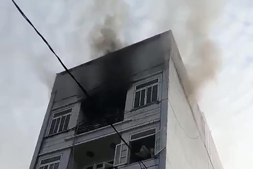 Cháy nhà 4 tầng ở TP.HCM:  Ám khói đen, cửa kính vỡ toang, người dân hoảng loạn - Ảnh 1