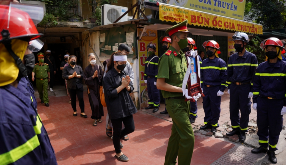 Gia đình, hàng xóm nghẹn ngào tiễn biệt 3 chiến sĩ cảnh sát PCCC hy sinh ở Hà Nội trước khi đưa đến Nhà tang lễ Quốc gia - Ảnh 9