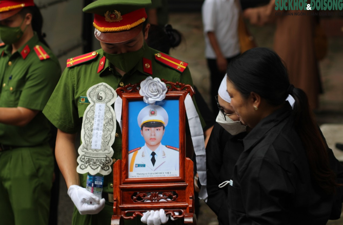 Gia đình, hàng xóm nghẹn ngào tiễn biệt 3 chiến sĩ cảnh sát PCCC hy sinh ở Hà Nội trước khi đưa đến Nhà tang lễ Quốc gia - Ảnh 5
