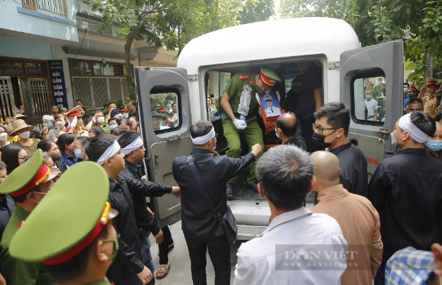 Gia đình, hàng xóm nghẹn ngào tiễn biệt 3 chiến sĩ cảnh sát PCCC hy sinh ở Hà Nội trước khi đưa đến Nhà tang lễ Quốc gia - Ảnh 7