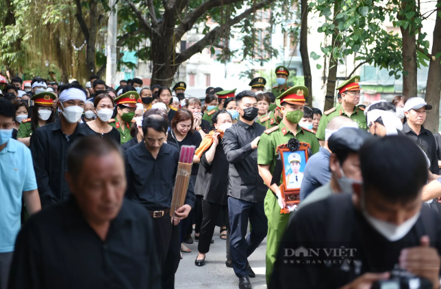 Gia đình, hàng xóm nghẹn ngào tiễn biệt 3 chiến sĩ cảnh sát PCCC hy sinh ở Hà Nội trước khi đưa đến Nhà tang lễ Quốc gia - Ảnh 4