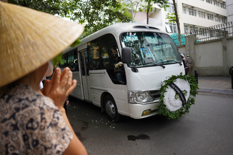 Gia đình, hàng xóm nghẹn ngào tiễn biệt 3 chiến sĩ cảnh sát PCCC hy sinh ở Hà Nội trước khi đưa đến Nhà tang lễ Quốc gia - Ảnh 10