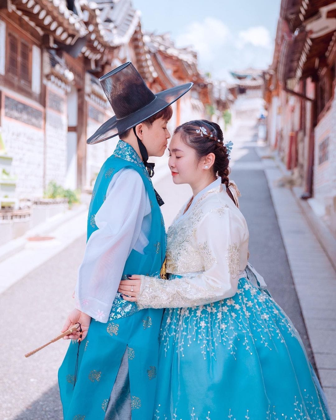 Mặc lùm xùm với gia đình, Thiện Nhân đăng ảnh ngọt 'như phim Hàn' bên người yêu đồng giới tại xứ sở kim chi - Ảnh 1