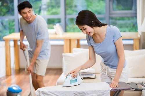 Chỉ cần 10 phút làm việc nhà giúp vợ mỗi ngày, người chồng chăm chỉ có thể giảm nguy cơ tử vong sớm so với những người chồng lười biếng   - Ảnh 1