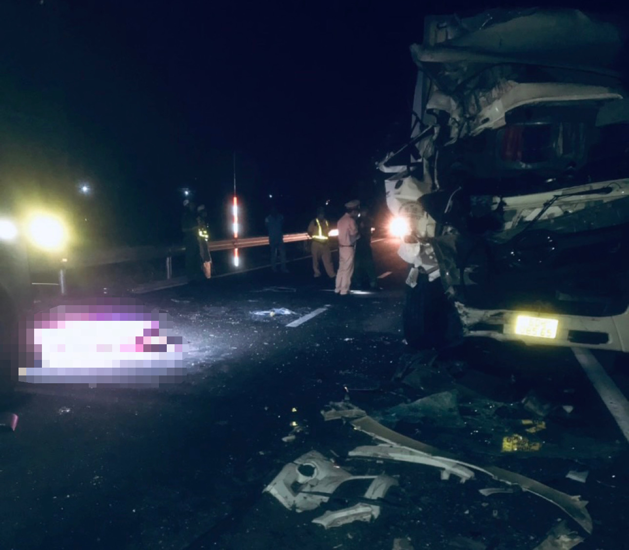 Hiện trường vụ tai nạn thương tâm giữa xe khách và ô tô tải trên cao tốc Vĩnh Hảo - Phan Thiết - Ảnh 1