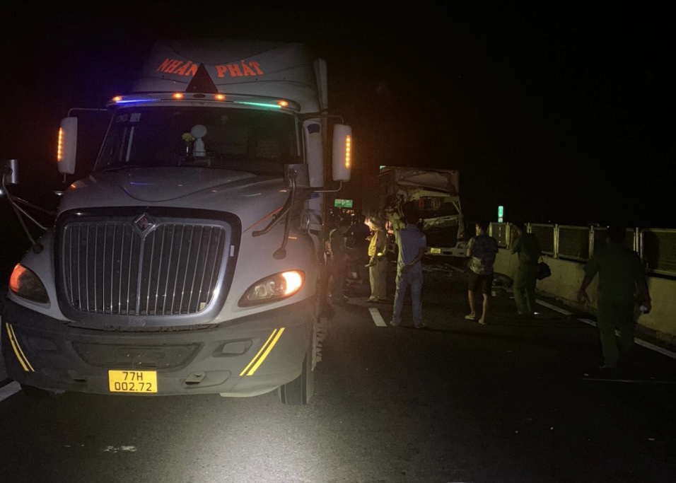 Hiện trường vụ tai nạn thương tâm giữa xe khách và ô tô tải trên cao tốc Vĩnh Hảo - Phan Thiết - Ảnh 3