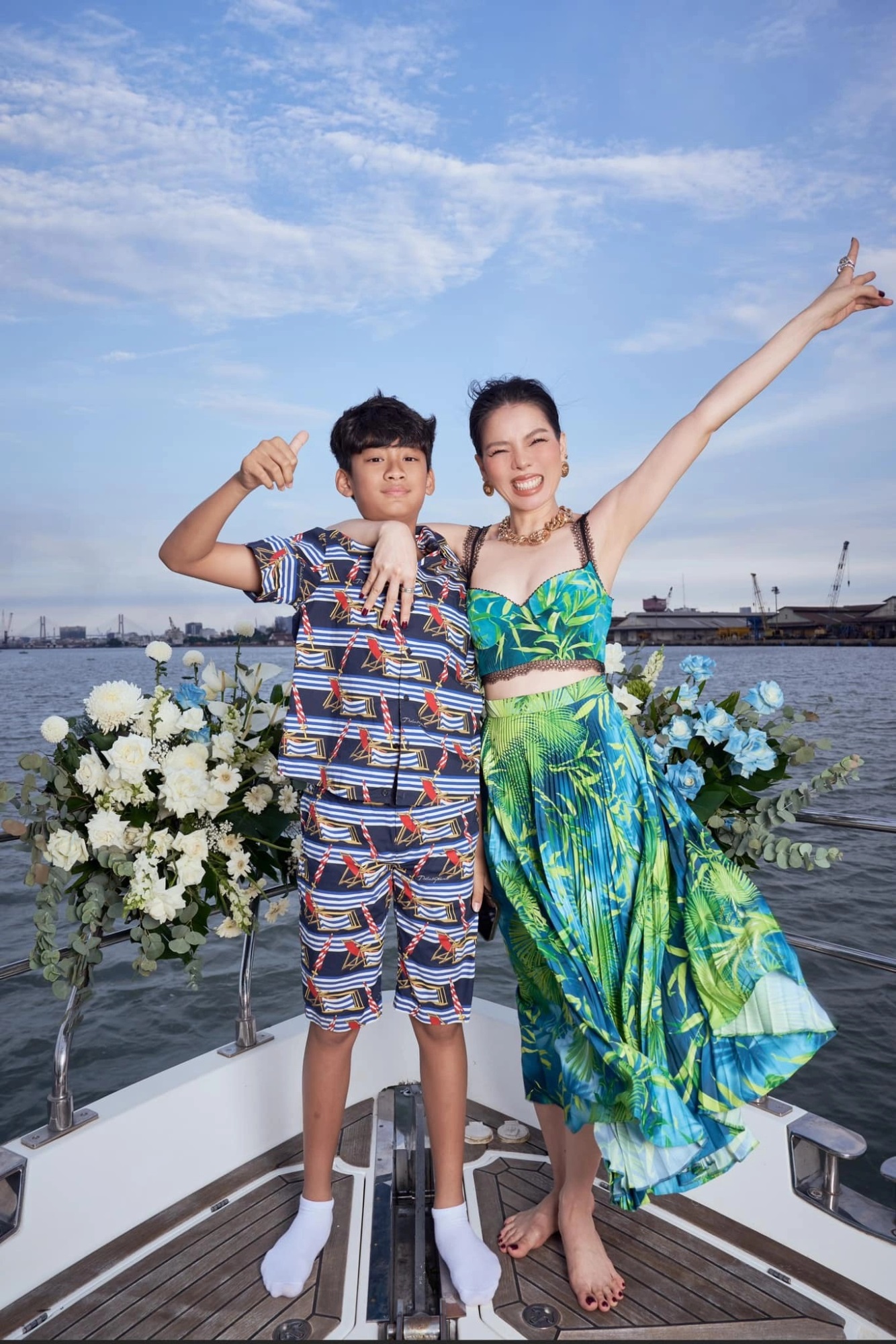 Đón tuổi mới trên du thuyền, Lệ Quyên tiết lộ một chuyện cho thấy mối quan hệ thân thiết của bạn trai Lâm Bảo Châu và con trai, khiến netizen ngưỡng mộ - Ảnh 2