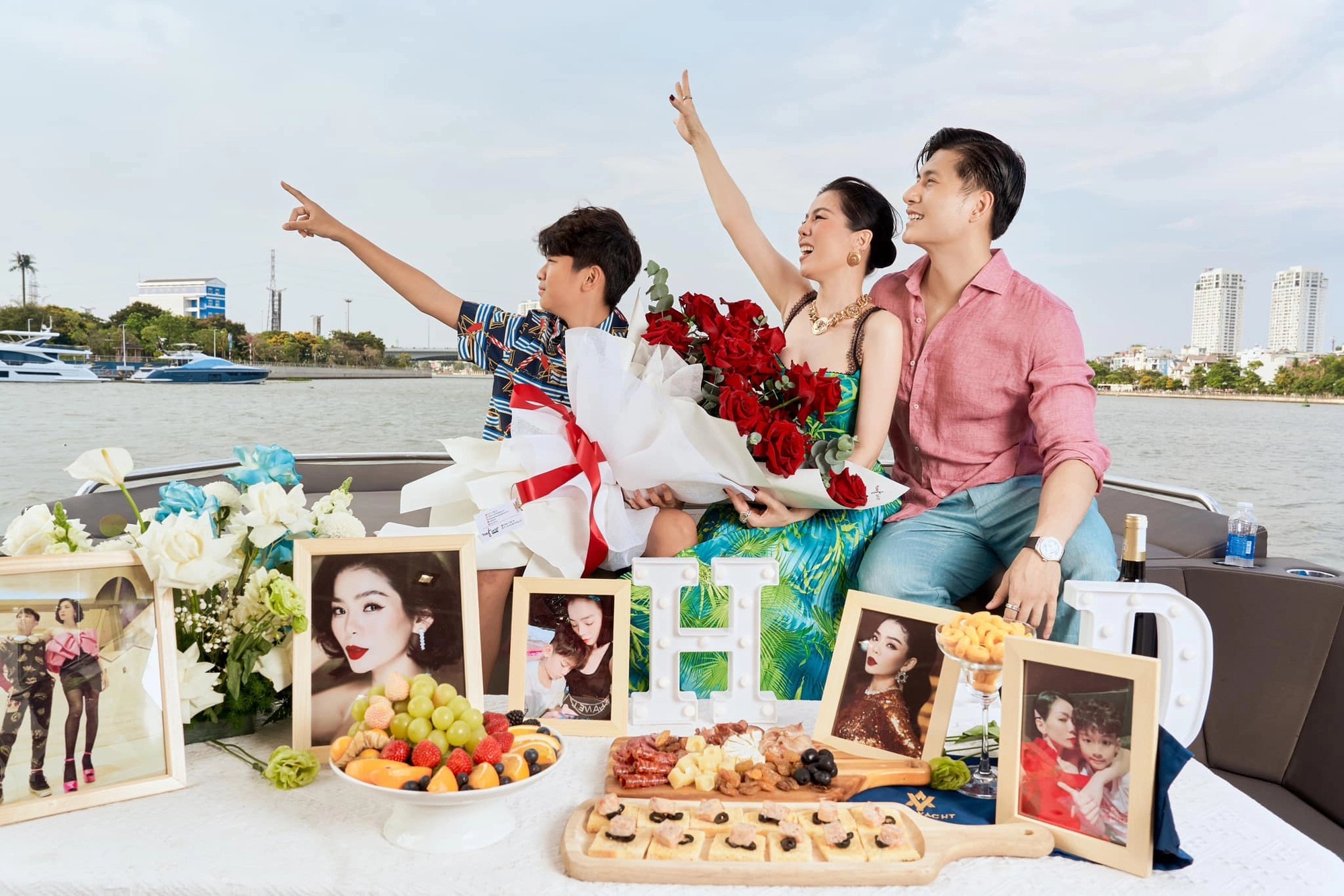Đón tuổi mới trên du thuyền, Lệ Quyên tiết lộ một chuyện cho thấy mối quan hệ thân thiết của bạn trai Lâm Bảo Châu và con trai, khiến netizen ngưỡng mộ - Ảnh 1