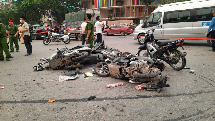 Hé lộ nguyên nhân ô tô tông liên hoàn xe máy ở Hà Nội: Tài xế đạp nhầm chân ga  - Ảnh 2