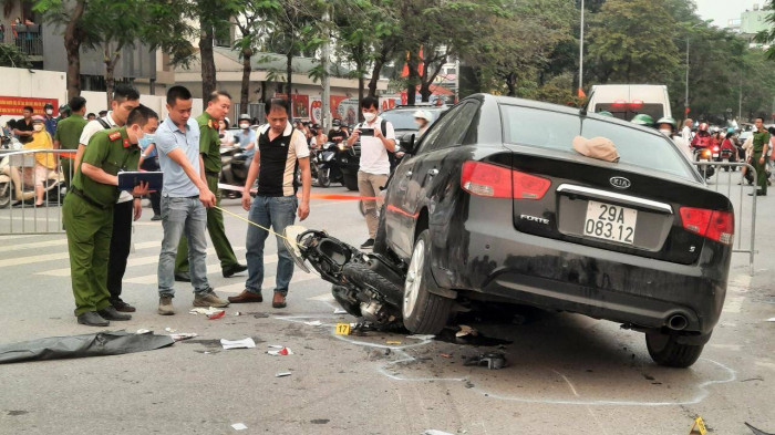 Hé lộ nguyên nhân ô tô tông liên hoàn xe máy ở Hà Nội: Tài xế đạp nhầm chân ga  - Ảnh 1