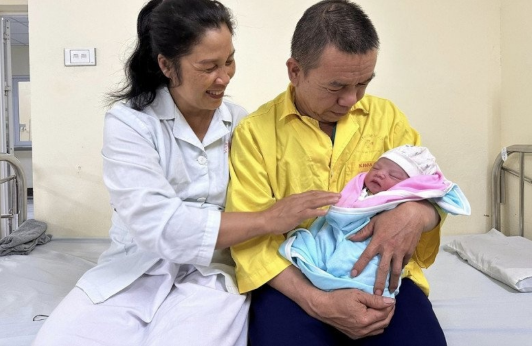 Bắc Giang: Người phụ nữ 51 tuổi biết mình mang thai khi thấy 'có gì đạp' trong bụng - Ảnh 2