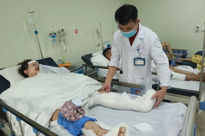 Tình hình sức khỏe của các bệnh nhân nhập viện cấp cứu do tai nạn giao thông liên hoàn ở Hà Nội - Ảnh 1