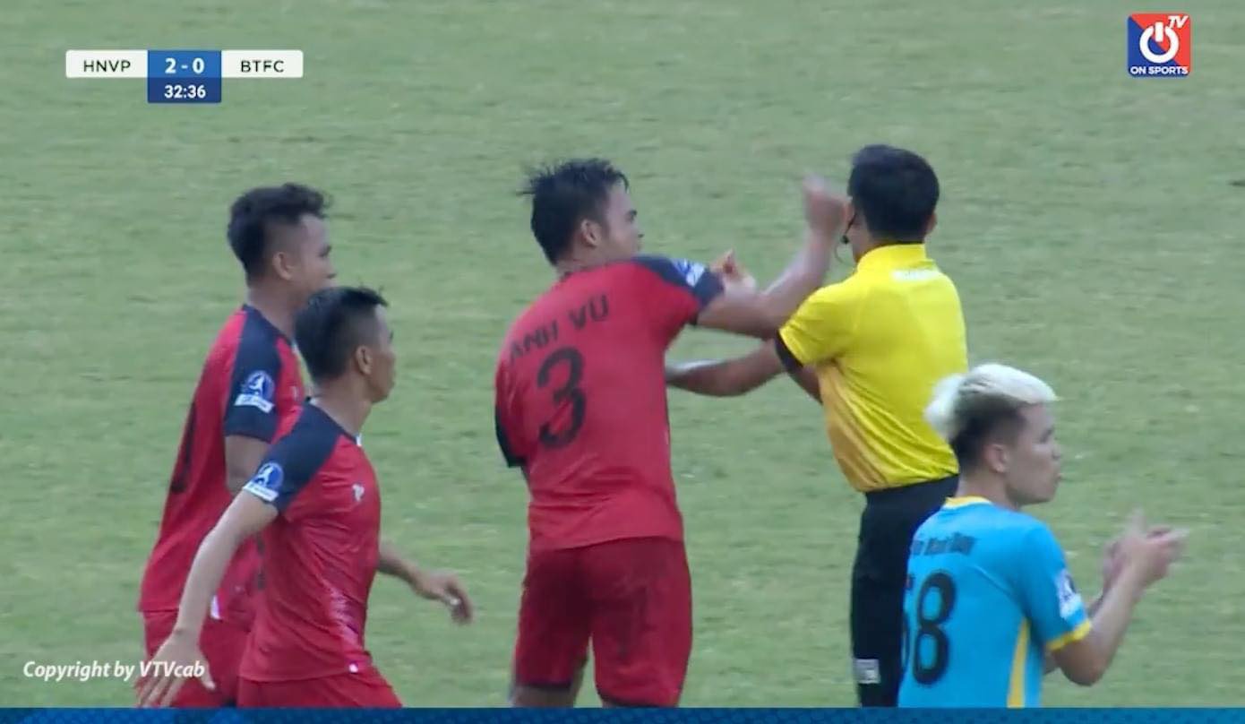 Nóng: VFF xử lý nghiêm cầu thủ Bình Thuận ‘côn đồ’ đấm vào mặt trọng tài - Ảnh 1