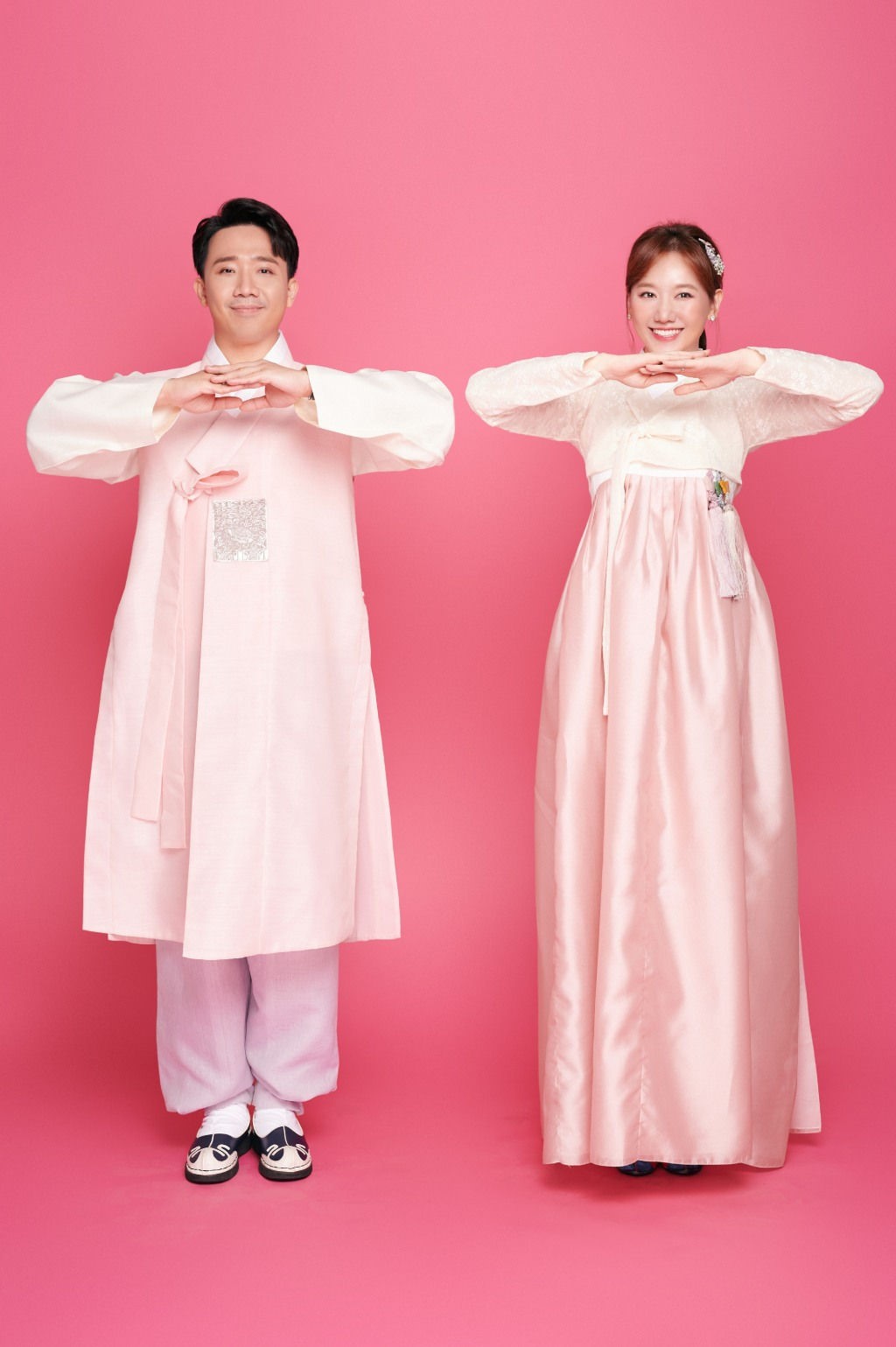 Trấn Thành - Hari Won tình tứ trong trang phục Hanbok Hàn Quốc sau khi công khai bị liệt cơ mặt trái - Ảnh 3