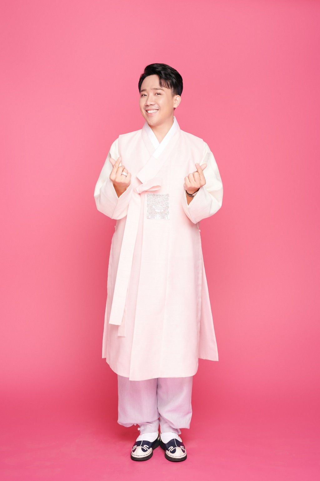 Trấn Thành - Hari Won tình tứ trong trang phục Hanbok Hàn Quốc sau khi công khai bị liệt cơ mặt trái - Ảnh 7