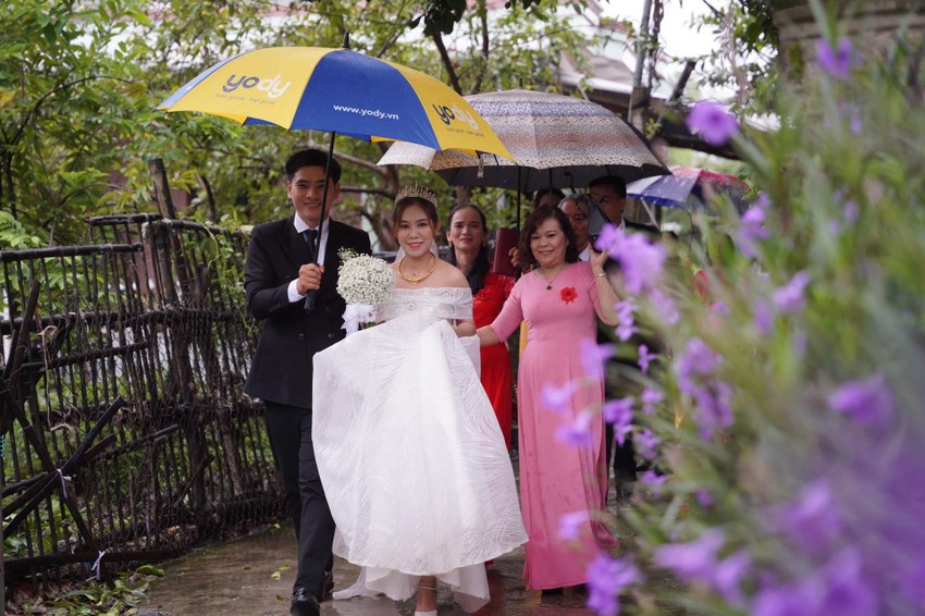 Cô dâu chú rể ở Quảng Ngãi tất bật 'cưới nhanh tránh bão'  - Ảnh 2