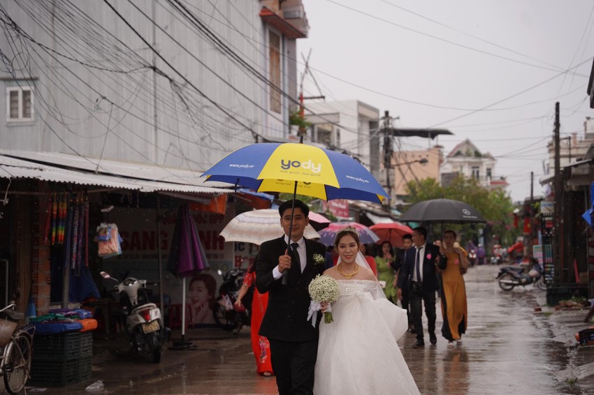 Cô dâu chú rể ở Quảng Ngãi tất bật 'cưới nhanh tránh bão'  - Ảnh 3