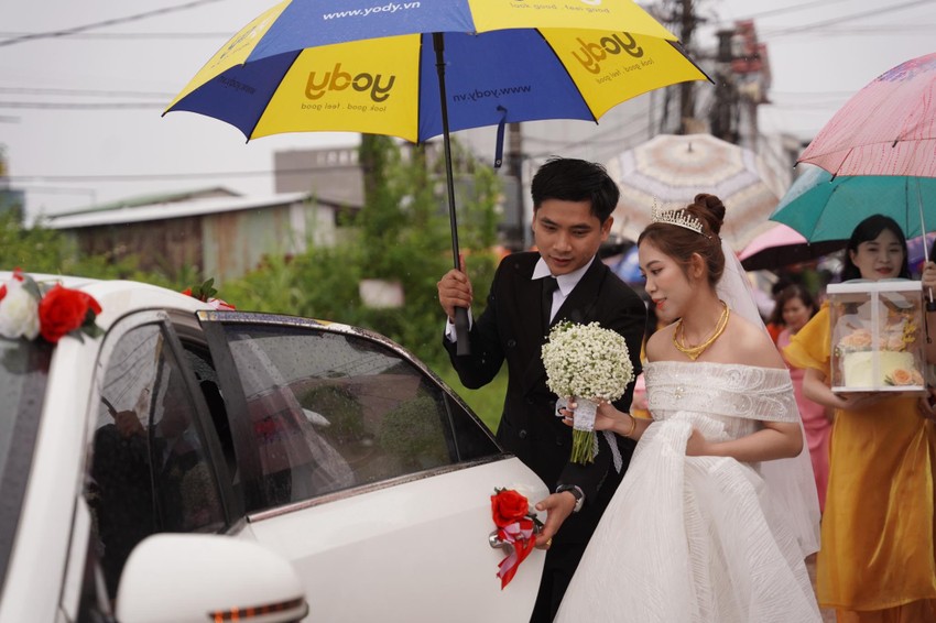 Cô dâu chú rể ở Quảng Ngãi tất bật 'cưới nhanh tránh bão'  - Ảnh 5
