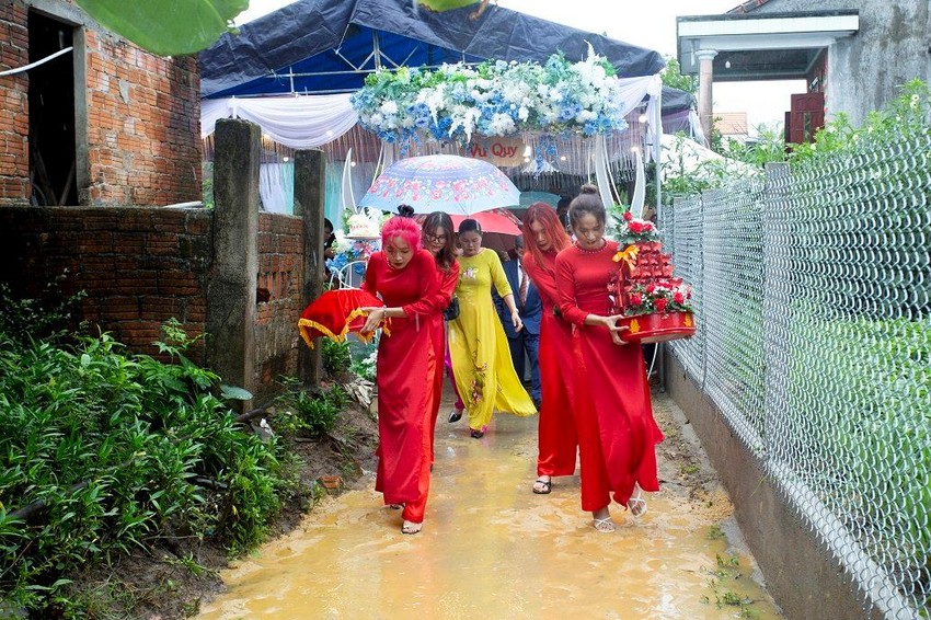 Cô dâu chú rể ở Quảng Ngãi tất bật 'cưới nhanh tránh bão'  - Ảnh 8