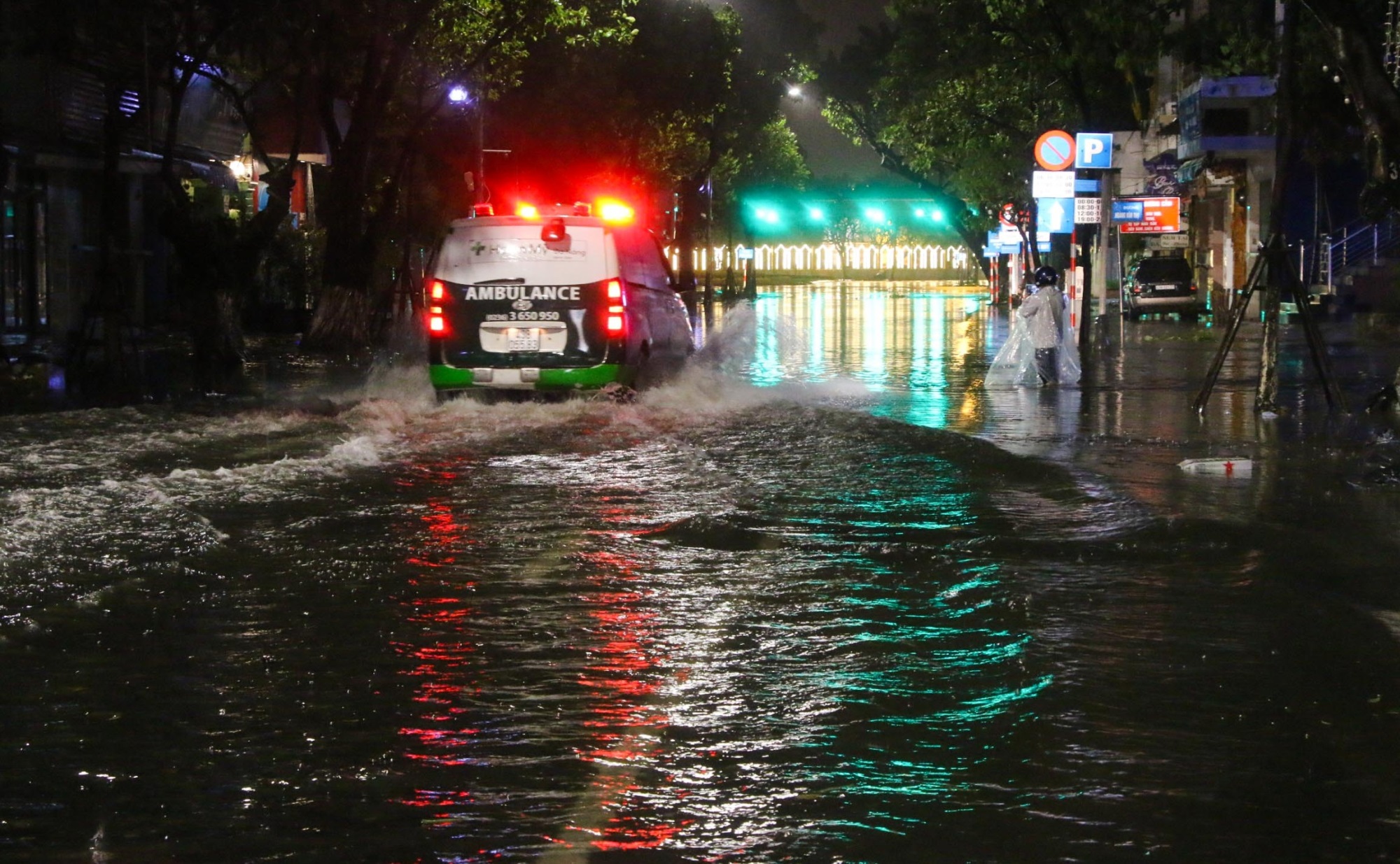 Những du khách kể lại hành trình mắc kẹt ở Đà Nẵng đợi bão tan trong khách sạn: lo lắng nhưng cũng ấm lòng  - Ảnh 7