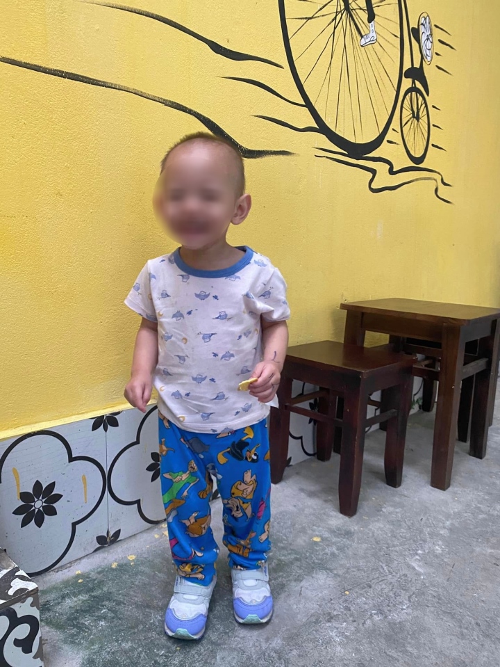 Hà Nội: Thương tâm bé trai 2 tuổi bị bỏ rơi trên phố, bên trong túi có kèm mảnh giấy với nội dung khiến nhiều người không khỏi xót xa  - Ảnh 1