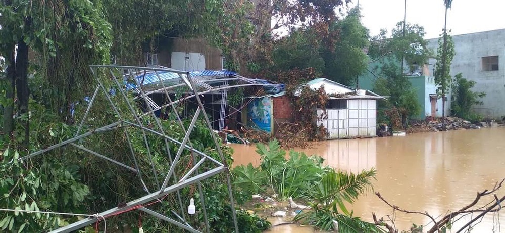 Khung cảnh tang thương, nước sông dâng ngập chợ và nhà dân, cây cối đổ sập, bật gốc tại Quảng Nam sau bão - Ảnh 14