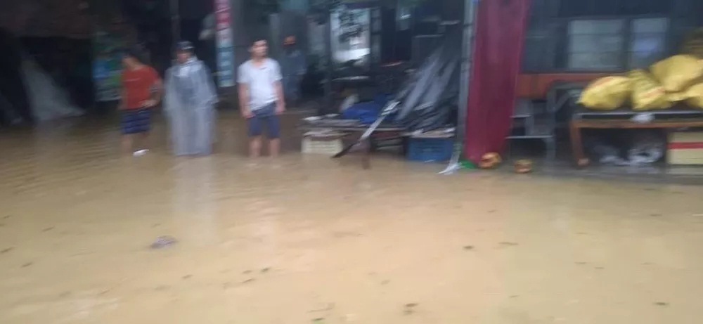 Khung cảnh tang thương, nước sông dâng ngập chợ và nhà dân, cây cối đổ sập, bật gốc tại Quảng Nam sau bão - Ảnh 8