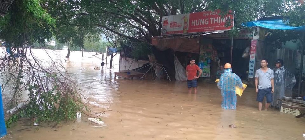 Khung cảnh tang thương, nước sông dâng ngập chợ và nhà dân, cây cối đổ sập, bật gốc tại Quảng Nam sau bão - Ảnh 9
