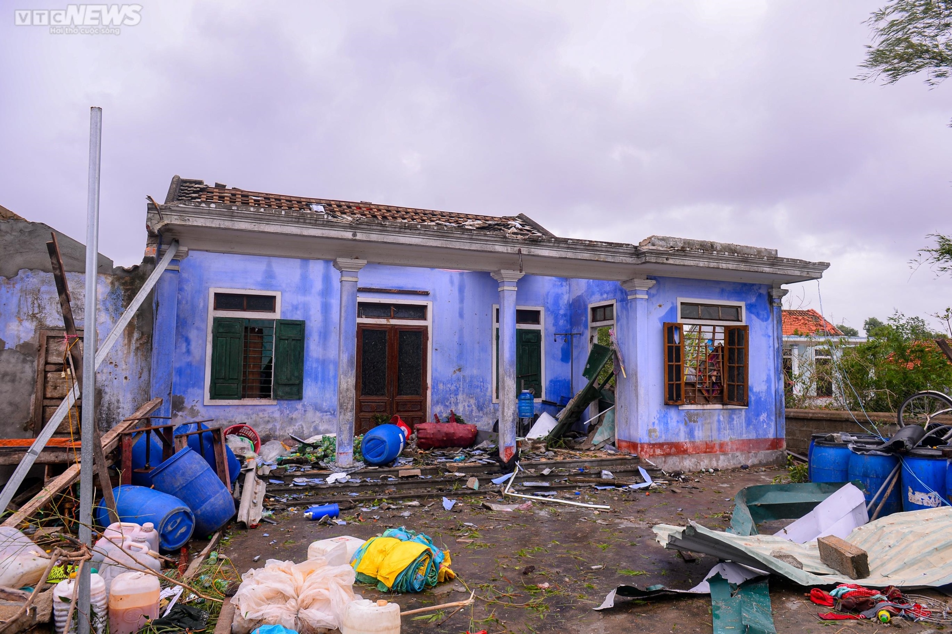 Xót xa dân miền biển ở Huế 'ứa nước mắt' khi chứng kiến nhà cửa, tài sản bị bão Noru tàn phá - Ảnh 1