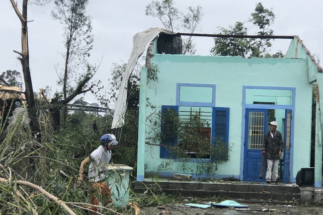 Xót xa dân miền biển ở Huế 'ứa nước mắt' khi chứng kiến nhà cửa, tài sản bị bão Noru tàn phá - Ảnh 6