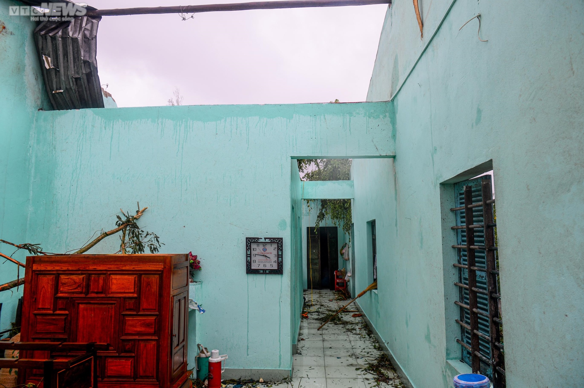 Xót xa dân miền biển ở Huế 'ứa nước mắt' khi chứng kiến nhà cửa, tài sản bị bão Noru tàn phá - Ảnh 5