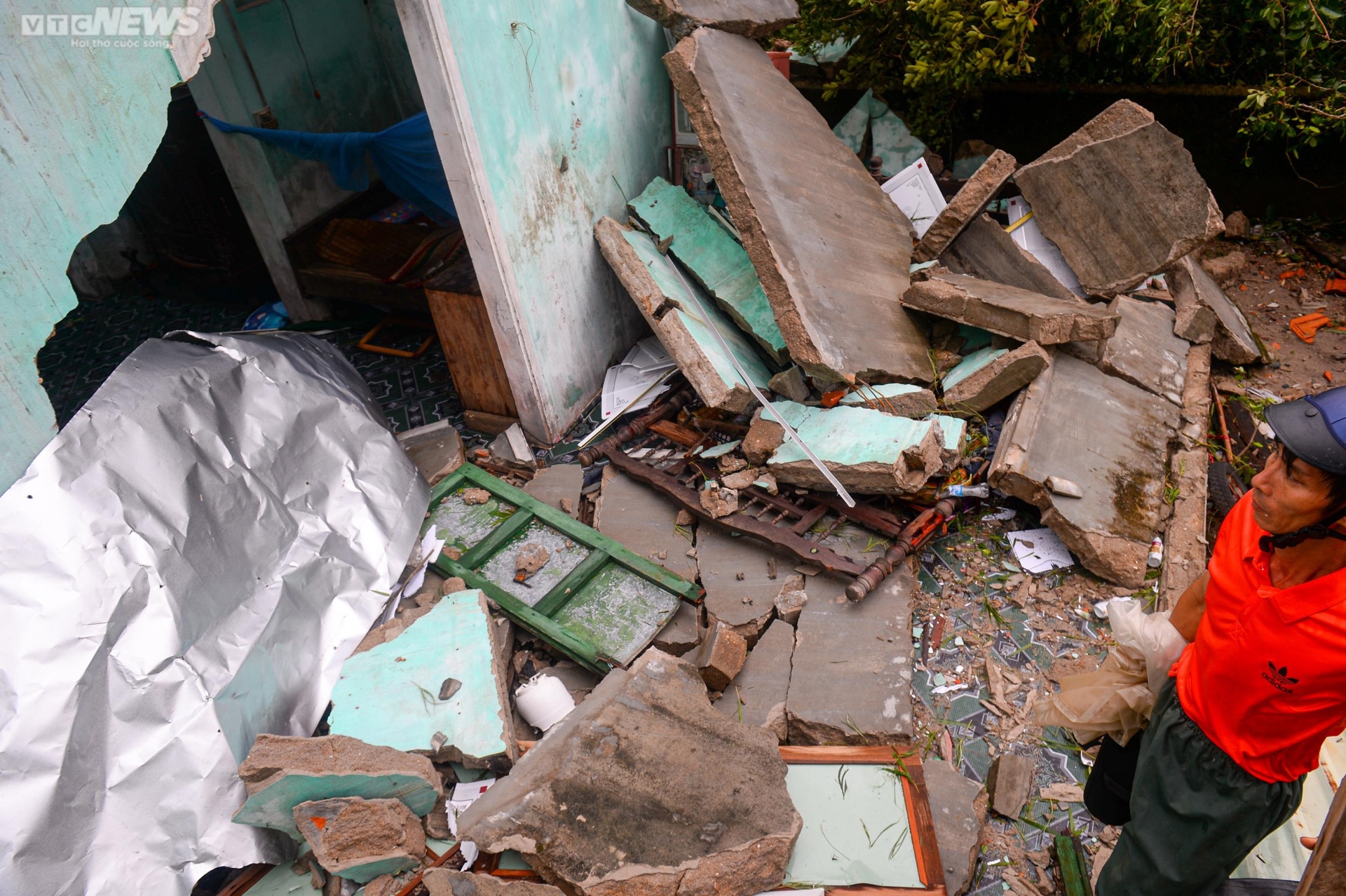Xót xa dân miền biển ở Huế 'ứa nước mắt' khi chứng kiến nhà cửa, tài sản bị bão Noru tàn phá - Ảnh 3