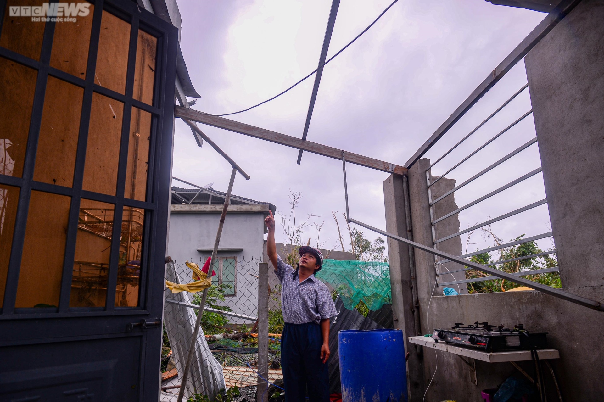 Xót xa dân miền biển ở Huế 'ứa nước mắt' khi chứng kiến nhà cửa, tài sản bị bão Noru tàn phá - Ảnh 4