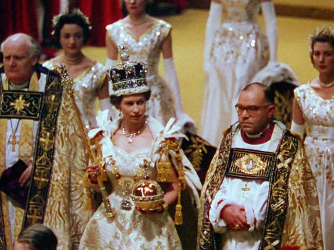 Sự thật đáng kinh ngạc về chiếc váy mang tính lịch sử của Nữ hoàng Anh trong lễ đăng quang cách đây 70 năm - Ảnh 1