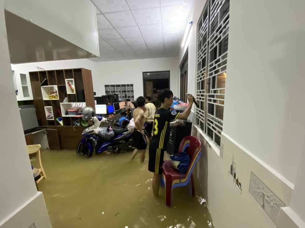 Xót xa hình ảnh người dân Đà Nẵng trong đêm lũ ập đến bất ngờ, mưa như trút nước không thể thoát ra ngoài: mong cầu bình an - Ảnh 7
