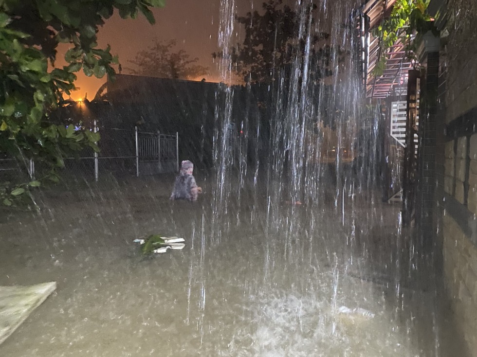 Xót xa hình ảnh người dân Đà Nẵng trong đêm lũ ập đến bất ngờ, mưa như trút nước không thể thoát ra ngoài: mong cầu bình an - Ảnh 2