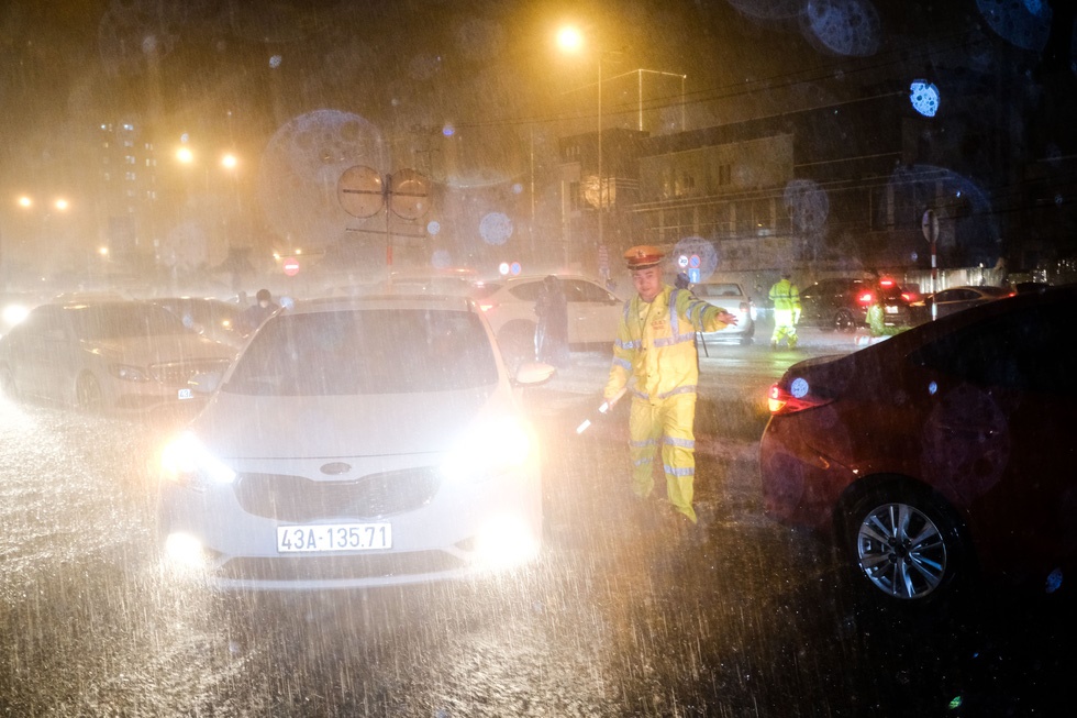 Xót xa hình ảnh người dân Đà Nẵng trong đêm lũ ập đến bất ngờ, mưa như trút nước không thể thoát ra ngoài: mong cầu bình an - Ảnh 8