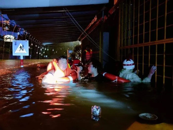 Xót xa hình ảnh người dân Đà Nẵng trong đêm lũ ập đến bất ngờ, mưa như trút nước không thể thoát ra ngoài: mong cầu bình an - Ảnh 10