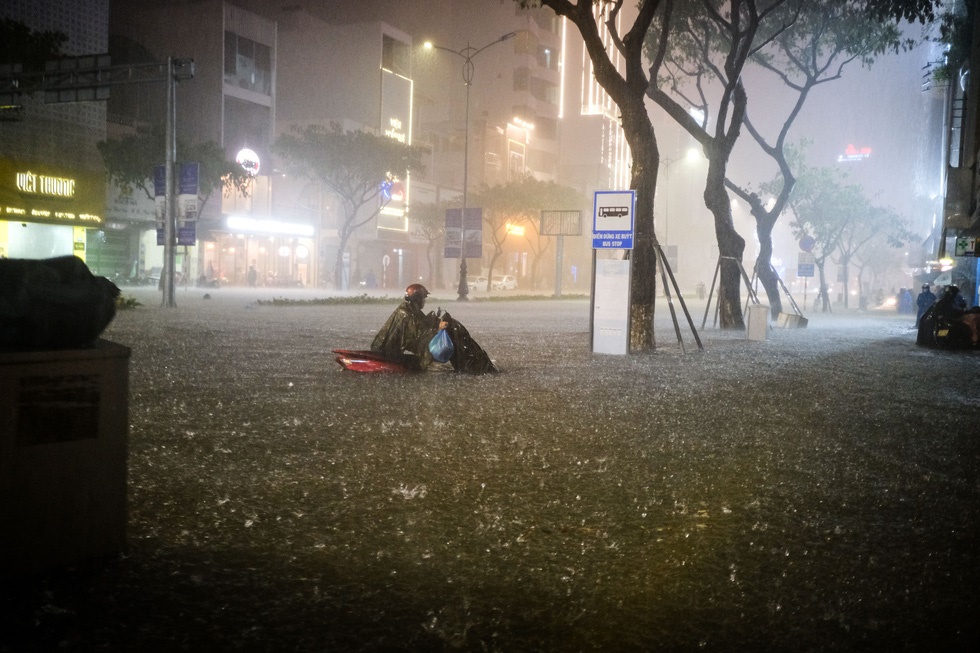 Xót xa hình ảnh người dân Đà Nẵng trong đêm lũ ập đến bất ngờ, mưa như trút nước không thể thoát ra ngoài: mong cầu bình an - Ảnh 9