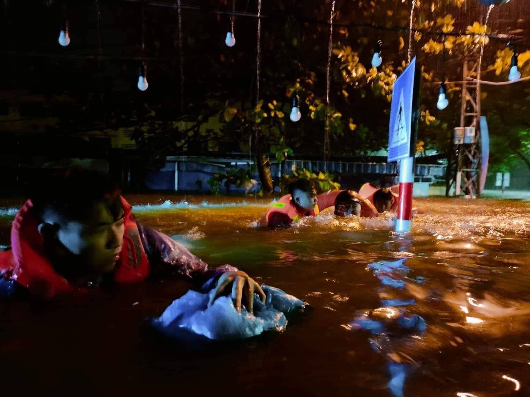 Xót xa hình ảnh người dân Đà Nẵng trong đêm lũ ập đến bất ngờ, mưa như trút nước không thể thoát ra ngoài: mong cầu bình an - Ảnh 1