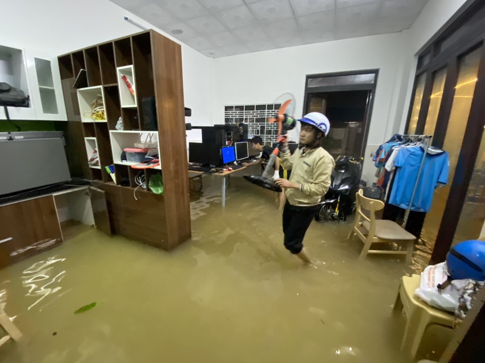 Xót xa hình ảnh người dân Đà Nẵng trong đêm lũ ập đến bất ngờ, mưa như trút nước không thể thoát ra ngoài: mong cầu bình an - Ảnh 6