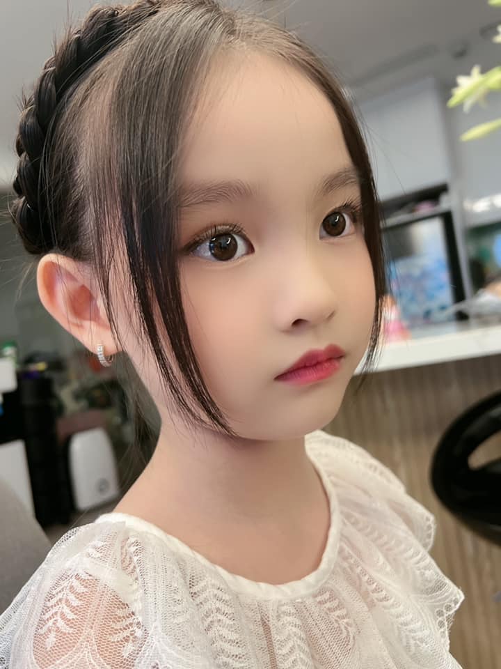'Con gái nuôi' 6 tuổi của Hoa hậu Ngọc Hân được khen ngợi xinh như tranh vẽ, càng lớn càng bộc lộ tố chất mỹ nhân tương lai - Ảnh 9