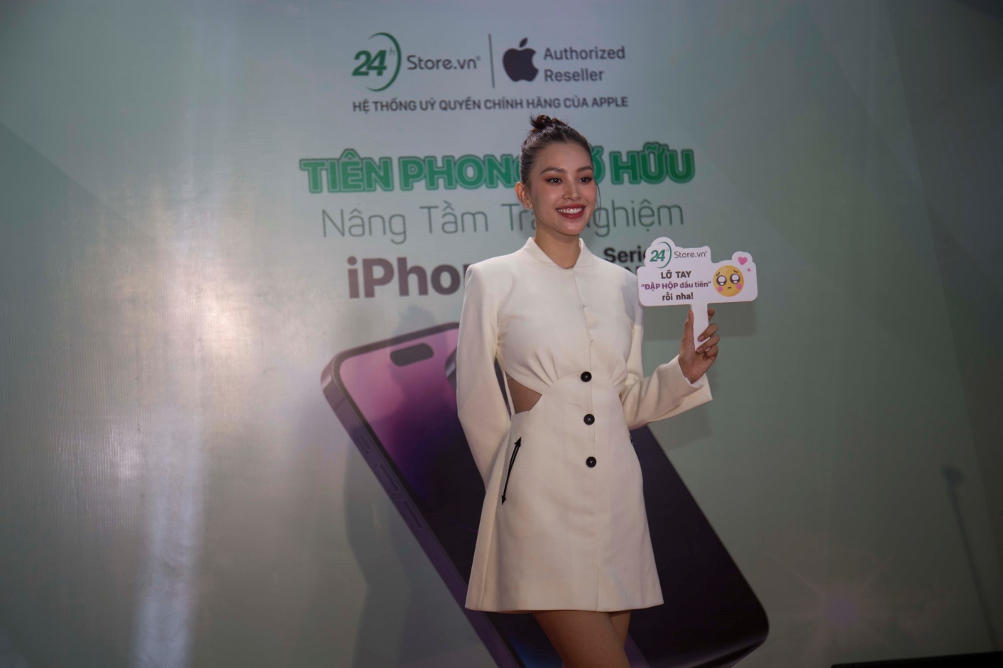 Dàn nghệ sĩ và hơn 200 khách hàng của 24hStore là chủ sở hữu những chiếc iPhone 14 đầu tiên tại Việt Nam - Ảnh 1