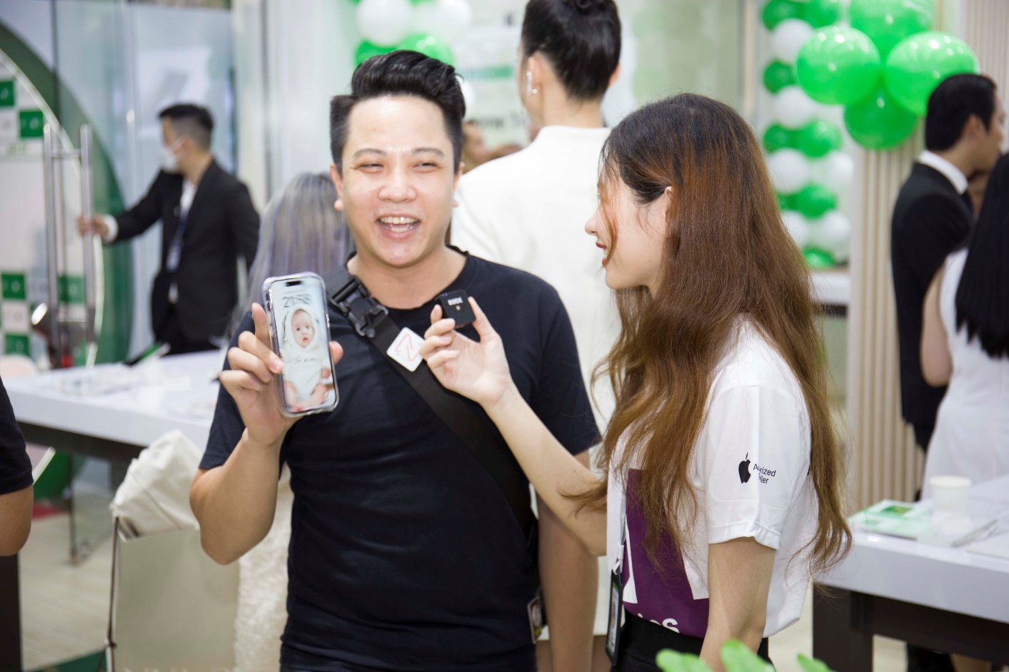 Dàn nghệ sĩ và hơn 200 khách hàng của 24hStore là chủ sở hữu những chiếc iPhone 14 đầu tiên tại Việt Nam - Ảnh 2